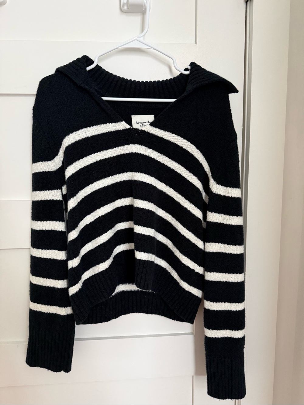 Abercrombie & Fitch Black and White Striped V-Neck Hooded Sweater